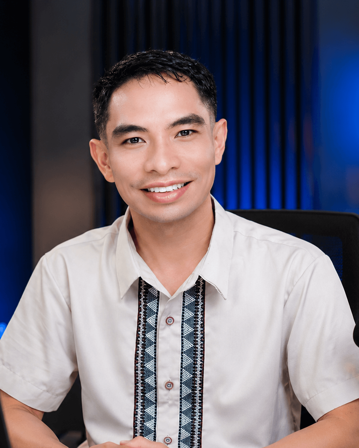 Fil Ilagan, teacher and Clicknamics affiliate, at his desk.